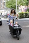 Amsterdam 15 juli 2017 
Maria Tailor met kinderen in de bakfiets . Haar vriend Jeroen v d Bergh is er ook bij