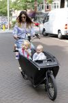 Amsterdam 15 juli 2017 
Maria Tailor met kinderen in de bakfiets . Haar vriend Jeroen v d Bergh is er ook bij