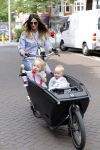 Amsterdam 15 juli 2017 
Maria Tailor met kinderen in de bakfiets . Haar vriend Jeroen v d Bergh is er ook bij