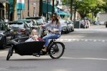 Amsterdam 15 juli 2017 
Maria Tailor met kinderen in de bakfiets . Haar vriend Jeroen v d Bergh is er ook bij