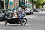 Amsterdam 15 juli 2017 
Maria Tailor met kinderen in de bakfiets . Haar vriend Jeroen v d Bergh is er ook bij
