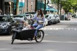 Amsterdam 15 juli 2017 
Maria Tailor met kinderen in de bakfiets . Haar vriend Jeroen v d Bergh is er ook bij