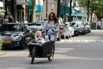 Amsterdam 15 juli 2017 
Maria Tailor met kinderen in de bakfiets . Haar vriend Jeroen v d Bergh is er ook bij