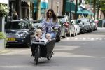 Amsterdam 15 juli 2017 
Maria Tailor met kinderen in de bakfiets . Haar vriend Jeroen v d Bergh is er ook bij
