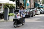 Amsterdam 15 juli 2017 
Maria Tailor met kinderen in de bakfiets . Haar vriend Jeroen v d Bergh is er ook bij