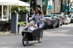 Amsterdam 15 juli 2017 
Maria Tailor met kinderen in de bakfiets . Haar vriend Jeroen v d Bergh is er ook bij