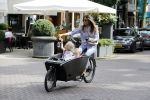 Amsterdam 15 juli 2017 
Maria Tailor met kinderen in de bakfiets . Haar vriend Jeroen v d Bergh is er ook bij