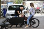 Amsterdam 15 juli 2017 
Maria Tailor met kinderen in de bakfiets . Haar vriend Jeroen v d Bergh is er ook bij