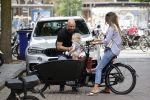 Amsterdam 15 juli 2017 
Maria Tailor met kinderen in de bakfiets . Haar vriend Jeroen v d Bergh is er ook bij