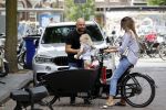 Amsterdam 15 juli 2017 
Maria Tailor met kinderen in de bakfiets . Haar vriend Jeroen v d Bergh is er ook bij