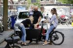 Amsterdam 15 juli 2017 
Maria Tailor met kinderen in de bakfiets . Haar vriend Jeroen v d Bergh is er ook bij