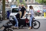 Amsterdam 15 juli 2017 
Maria Tailor met kinderen in de bakfiets . Haar vriend Jeroen v d Bergh is er ook bij
