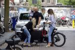 Amsterdam 15 juli 2017 
Maria Tailor met kinderen in de bakfiets . Haar vriend Jeroen v d Bergh is er ook bij
