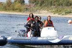 Eiland van Maurik 4 september 2017
Groepsfoto met Nicolette Kluijver en Dennis Weening met Marieke Elsinga, Anouk Hoogendijk, Roeland Fernhout, Niels Gomperts, Carolina Dijkhuizen, Henk Poort, Joelle Witschge, Richard Witschge, Shelly Sterk, Soundos El Ahmadi, Danny Froger, Kaj Gorgels, Nicole Buch en Brace. tijdens de persviewing van Expeditie Robinson 2017 op het Eiland van Maurik