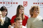 Eiland van Maurik 4 september 2017
Groepsfoto met Nicolette Kluijver en Dennis Weening met Marieke Elsinga, Anouk Hoogendijk, Roeland Fernhout, Niels Gomperts, Carolina Dijkhuizen, Henk Poort, Joelle Witschge, Richard Witschge, Shelly Sterk, Soundos El Ahmadi, Danny Froger, Kaj Gorgels, Nicole Buch en Brace. tijdens de persviewing van Expeditie Robinson 2017 op het Eiland van Maurik