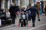Amsterdam 1 september 2017 
Jan en Monique des Bouvrie met hun kinderen Bo en Jan jr op de pc hooftstraat.
Carolien Tensen en de weduwe van Joop Braakhekke Wim staan te kletsen.