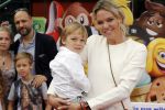 Amsterdam 2 augustus 2017  
Premiere emoji de film in pathe arena. Myrthe Mylius met zoon Jack