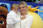 Amsterdam 2 augustus 2017  
Premiere emoji de film in pathe arena. Myrthe Mylius met zoon Jack