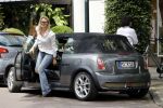 Amsterdam 15 juli 2017 
Myrthe Mylius met haar vriend Sebastian Schneberger op terras in in hun mini cabrio
