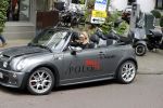 Amsterdam 15 juli 2017 
Myrthe Mylius met haar vriend Sebastian Schneberger op terras in in hun mini cabrio