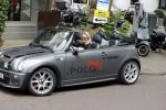 Amsterdam 15 juli 2017 
Myrthe Mylius met haar vriend Sebastian Schneberger op terras in in hun mini cabrio