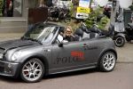 Amsterdam 15 juli 2017 
Myrthe Mylius met haar vriend Sebastian Schneberger op terras in in hun mini cabrio