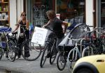 Amsterdam 22 juli 2017
Nada v Nie met haar man Frank Bakker op de fiets in amsterdam zuid.