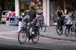 Amsterdam 22 juli 2017
Nada v Nie met haar man Frank Bakker op de fiets in amsterdam zuid.