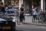 Amsterdam 22 juli 2017
Nada v Nie met haar man Frank Bakker op de fiets in amsterdam zuid.