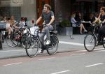 Amsterdam 22 juli 2017
Nada v Nie met haar man Frank Bakker op de fiets in amsterdam zuid.