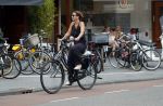 Amsterdam 22 juli 2017
Nada v Nie met haar man Frank Bakker op de fiets in amsterdam zuid.