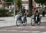 Amsterdam 22 juli 2017
Nada v Nie met haar man Frank Bakker op de fiets in amsterdam zuid.