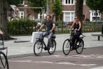 Amsterdam 22 juli 2017
Nada v Nie met haar man Frank Bakker op de fiets in amsterdam zuid.