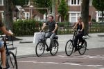 Amsterdam 22 juli 2017
Nada v Nie met haar man Frank Bakker op de fiets in amsterdam zuid.