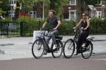 Amsterdam 22 juli 2017
Nada v Nie met haar man Frank Bakker op de fiets in amsterdam zuid.
