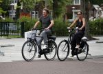 Amsterdam 22 juli 2017
Nada v Nie met haar man Frank Bakker op de fiets in amsterdam zuid.