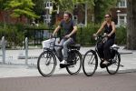 Amsterdam 22 juli 2017
Nada v Nie met haar man Frank Bakker op de fiets in amsterdam zuid.