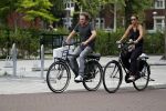 Amsterdam 22 juli 2017
Nada v Nie met haar man Frank Bakker op de fiets in amsterdam zuid.