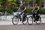 Amsterdam 22 juli 2017
Nada v Nie met haar man Frank Bakker op de fiets in amsterdam zuid.