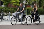 Amsterdam 22 juli 2017
Nada v Nie met haar man Frank Bakker op de fiets in amsterdam zuid.