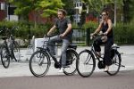 Amsterdam 22 juli 2017
Nada v Nie met haar man Frank Bakker op de fiets in amsterdam zuid.