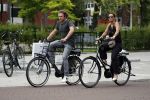 Amsterdam 22 juli 2017
Nada v Nie met haar man Frank Bakker op de fiets in amsterdam zuid.