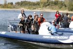 Eiland van Maurik 4 september 2017
Groepsfoto met Nicolette Kluijver en Dennis Weening met Marieke Elsinga, Anouk Hoogendijk, Roeland Fernhout, Niels Gomperts, Carolina Dijkhuizen, Henk Poort, Joelle Witschge, Richard Witschge, Shelly Sterk, Soundos El Ahmadi, Danny Froger, Kaj Gorgels, Nicole Buch en Brace. tijdens de persviewing van Expeditie Robinson 2017 op het Eiland van Maurik