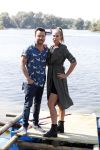 Eiland van Maurik 4 september 2017
Groepsfoto met Nicolette Kluijver en Dennis Weening met Marieke Elsinga, Anouk Hoogendijk, Roeland Fernhout, Niels Gomperts, Carolina Dijkhuizen, Henk Poort, Joelle Witschge, Richard Witschge, Shelly Sterk, Soundos El Ahmadi, Danny Froger, Kaj Gorgels, Nicole Buch en Brace. tijdens de persviewing van Expeditie Robinson 2017 op het Eiland van Maurik
