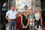 Amsterdam, 23 Augustus 2017 Premiere van Het ZwanenmeeOma en Opa Peter Kemper met hu dochter en kleindochters