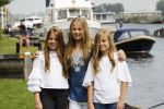Warmond 7 juli 2017
Koninklijk fotouurtje in Warmond . Koning Willem Alexander Koningin Maxima prionses Amalia Ariane en Alexia komen aanvaren met een sloep.