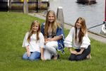 Warmond 7 juli 2017
Koninklijk fotouurtje in Warmond . Koning Willem Alexander Koningin Maxima prionses Amalia Ariane en Alexia komen aanvaren met een sloep.