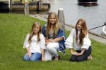 Warmond 7 juli 2017
Koninklijk fotouurtje in Warmond . Koning Willem Alexander Koningin Maxima prionses Amalia Ariane en Alexia komen aanvaren met een sloep.