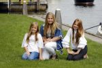 Warmond 7 juli 2017
Koninklijk fotouurtje in Warmond . Koning Willem Alexander Koningin Maxima prionses Amalia Ariane en Alexia komen aanvaren met een sloep.