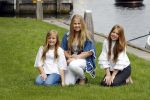 Warmond 7 juli 2017
Koninklijk fotouurtje in Warmond . Koning Willem Alexander Koningin Maxima prionses Amalia Ariane en Alexia komen aanvaren met een sloep.